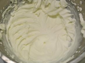 淡奶油加入细砂糖，打发至裱花状态。