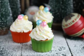 用学厨WK9399花嘴裱好奶油，放上彩珠装饰。