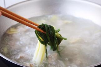 排骨汤煲好后将小香葱和姜片捞出弃之。