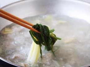 排骨汤煲好后将小香葱和姜片捞出弃之。