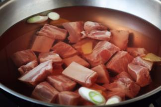 浸泡1个小时后水变浑浊，将排骨清洗干净。
排骨烹调前莫用热水清洗，因排骨中含有一种肌溶蛋白的物质，在15摄氏度以上的水中易溶解，若用热水浸泡就会散失很多营养，同时口味也欠佳。