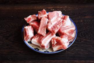 猪排骨具有滋阴润燥、益精补血的功效，适宜于气血不足，阴虚纳差者。