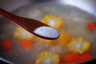 放入适量的盐调味即可。