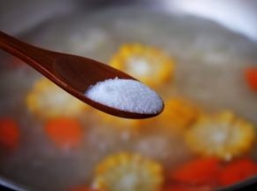 放入适量的盐调味即可。
