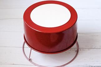 震一下热气后倒扣，放凉，用脱模刀，或者徒手来脱模。
