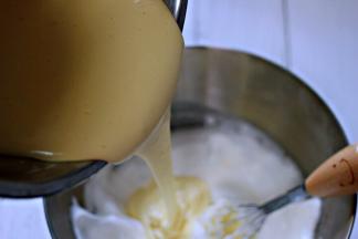 这个时候把蛋黄糊倒入到蛋白盆中，继续翻拌成光滑细腻的蛋糕糊。