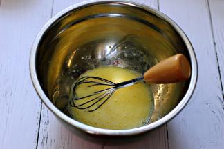 牛奶和花生油混合后，用手动打蛋器搅拌均匀。