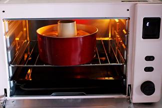 嘻嘻，看着烤箱里慢慢疯涨的戚风蛋糕。