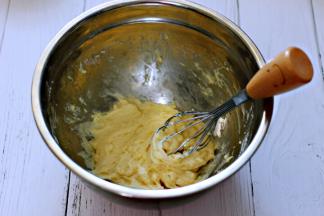 继续用手动打蛋器Z字搅拌的方式，搅拌到不见干粉。