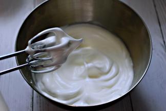 直到打发到干性发泡阶段，有倒立小尖角。