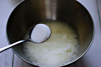 加入1/3的细砂糖。