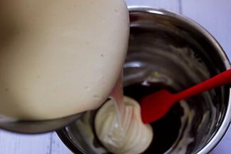 倒入大约一半的蛋糕糊，和可可糊翻拌均匀。