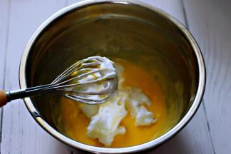 取一部分蛋白霜，放到蛋黄糊中，翻拌均匀，再取一部分蛋白翻拌。