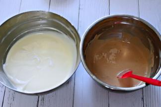 两个颜色的蛋糕糊做好后。