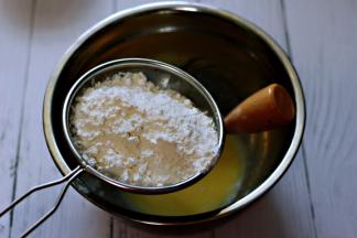 这个时候把低筋面粉过筛。