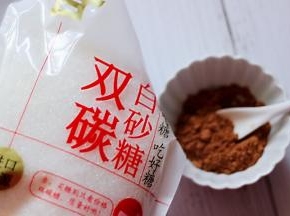 首先把可可粉称重后，放入碗里，倒入热水，加入5克双碳白砂糖，听说是无硫的比较健康，而且不容易变色，特别好溶解哟……