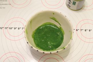 抹茶粉加入温牛奶内，搅拌至无颗粒。