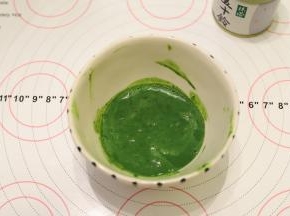抹茶粉加入温牛奶内，搅拌至无颗粒。