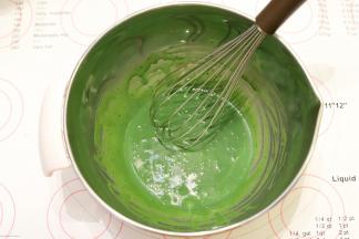 抹茶牛奶倒入玉米油内，拌至油和奶充分混合乳化。