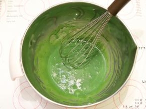 抹茶牛奶倒入玉米油内，拌至油和奶充分混合乳化。