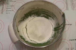 低筋面粉筛入奶油混合物内，拌匀无干粉。