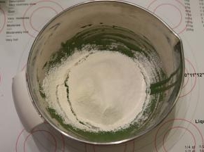 低筋面粉筛入奶油混合物内，拌匀无干粉。