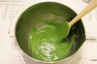 拌至蛋黄糊呈现顺滑状态。