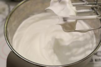 在蛋清内加入柠檬汁，分三次将细砂糖加入蛋白内，打发至干性发泡。