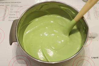 分三次用翻拌手法将蛋白和蛋黄糊混合均匀。