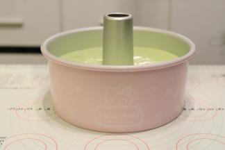 将拌好的蛋糕糊倒入6寸的加高戚风蛋糕模内，轻震几下去气泡。