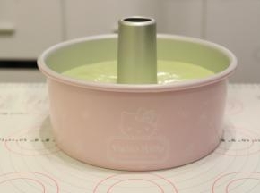 将拌好的蛋糕糊倒入6寸的加高戚风蛋糕模内，轻震几下去气泡。