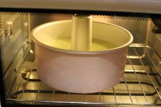 预热提示音响后，按启动键开始烘烤，上下火，中下层，烘烤时间为42分钟。