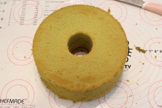 出炉后放至晾架上倒扣放凉，脱模。