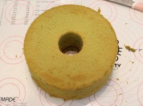 出炉后放至晾架上倒扣放凉，脱模。