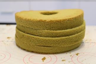 将蛋糕胚平均分成四片。