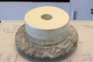 淡奶油加入细砂糖，打发至六、七成，抹好所有夹层，叠放平整。