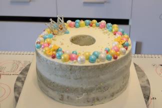 摆上食用糖珠装饰，记得放一个小皇冠哦！