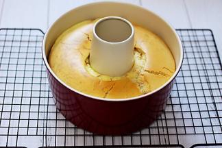 香气扑鼻的可可双色戚风出炉咯。
