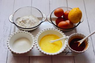 牛奶和花生油混合，准备好其他食材。