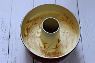 把两种面糊交替倒入模具中后，用牙签再把蛋糕糊随意划几次，就有了错落有致的纹路了。
