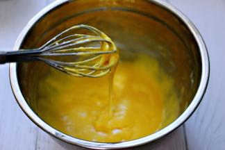 继续用手动打蛋器Z字型混合均匀，得到细腻的蛋黄糊。