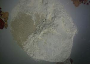 首先制作披萨饼皮部分:将酵母,糖，盐，放入面粉中拌匀