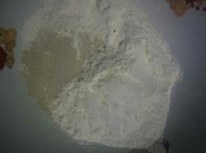 首先制作披萨饼皮部分:将酵母,糖，盐，放入面粉中拌匀