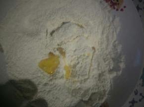加入食用油拌匀