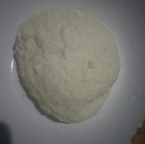 清水边倒边搅拌，最后揉成面团，盖保鲜膜醒发35~45分钟左右(室温24度，冬天可适量延长醒发时间)