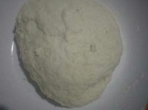 清水边倒边搅拌，最后揉成面团，盖保鲜膜醒发35~45分钟左右(室温24度，冬天可适量延长醒发时间)