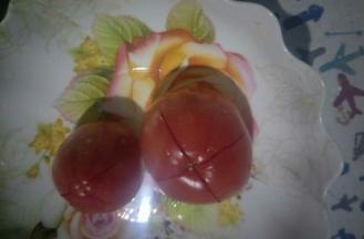 再来做番茄酱:西红柿顶部划十字，用开水烫一下，剥去外皮