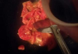 放入西红柿丁，翻炒几下倒入酱油