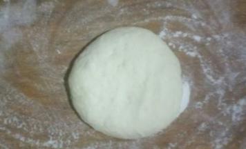 醒发好的面团是原来的1.5~2倍大，指头戳窝不回缩。把醒发好的面团放在案板，揉一揉排出气泡，按扁圆，可撒适量干面粉防粘