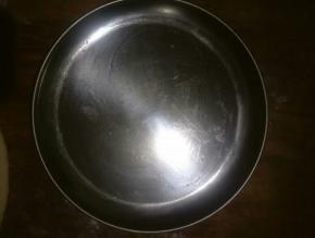 披萨盘刷一层植物油防粘(此方是比较厚的披萨皮，用的9英寸模具，喜欢吃脆一点披萨皮的可以换成10英寸模具)